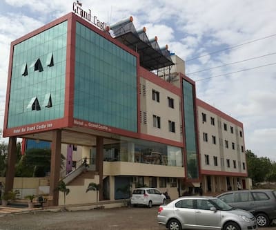 https://imgcld.yatra.com/ytimages/image/upload/t_hotel_yatra_city_desktop/v1436885791/Domestic Hotels/Hotels_Shirdi/Hotel Sai Grand Castle Inn/Exterior_1.jpg